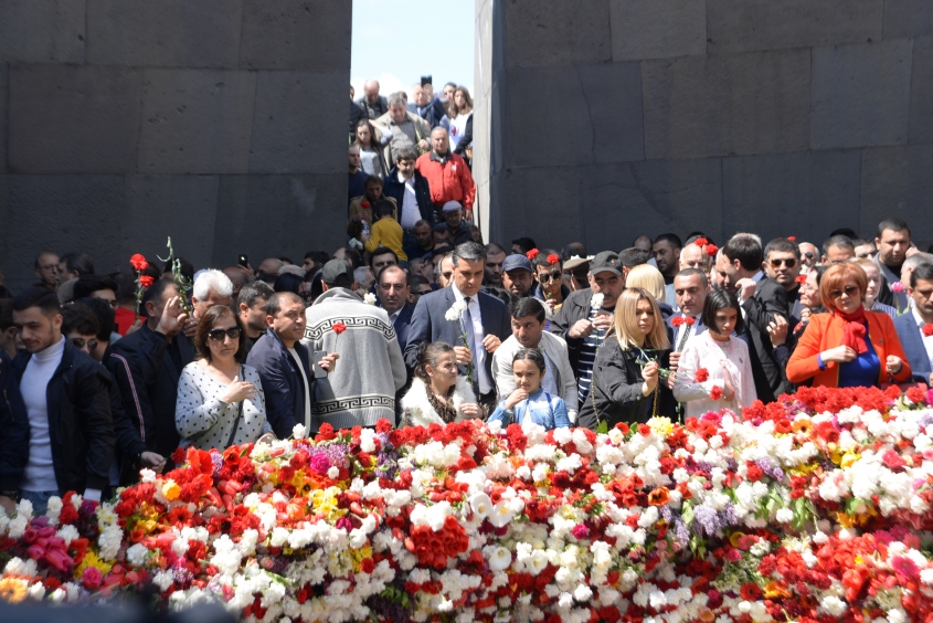Մարդու իրավունքների պաշտպանը Ծիծեռնակաբերդում հարգանքի տուրք է մատուցել Հայոց ցեղասպանության զոհերի հիշատակին